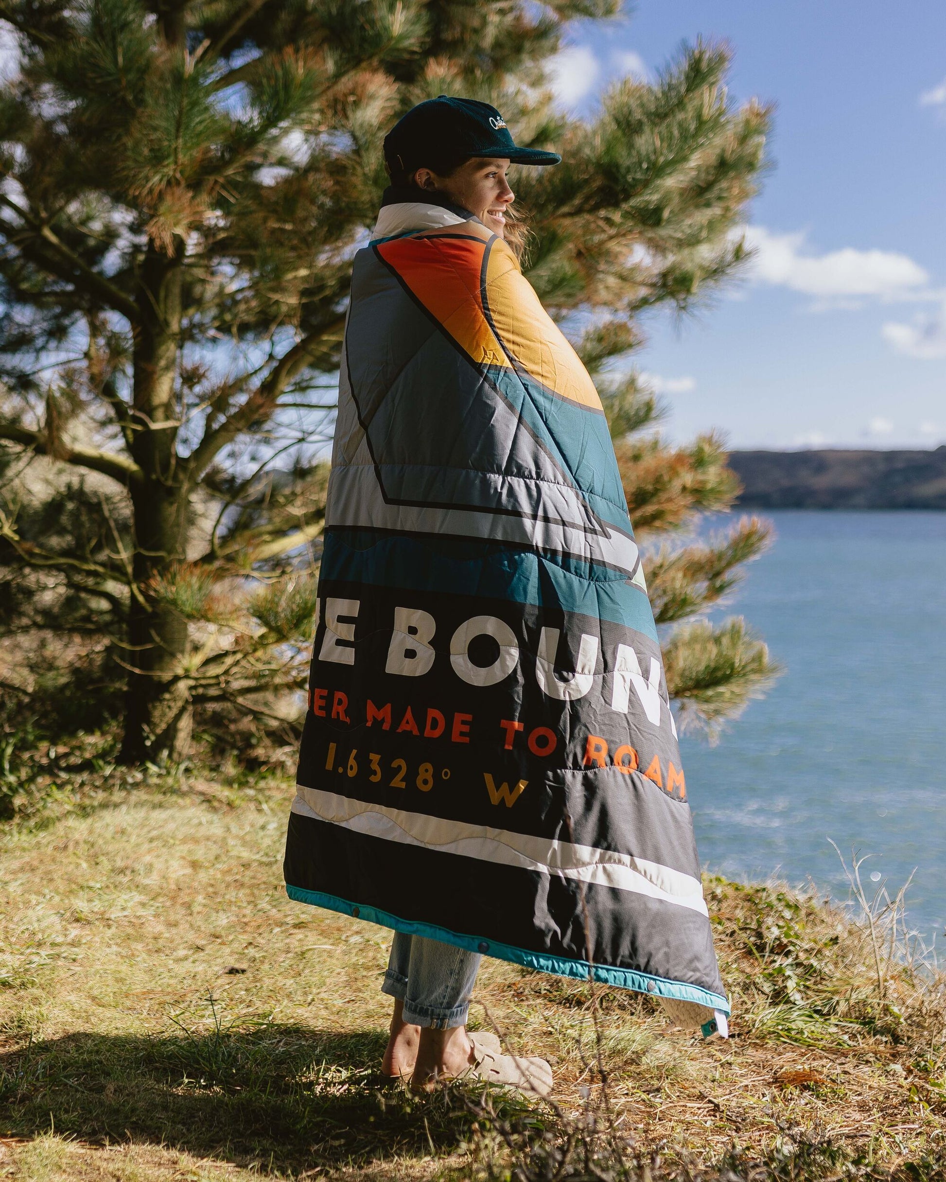 Womens_Cabin Recycled Sherpa Blanket - Black 'Nowhere Bound' Print