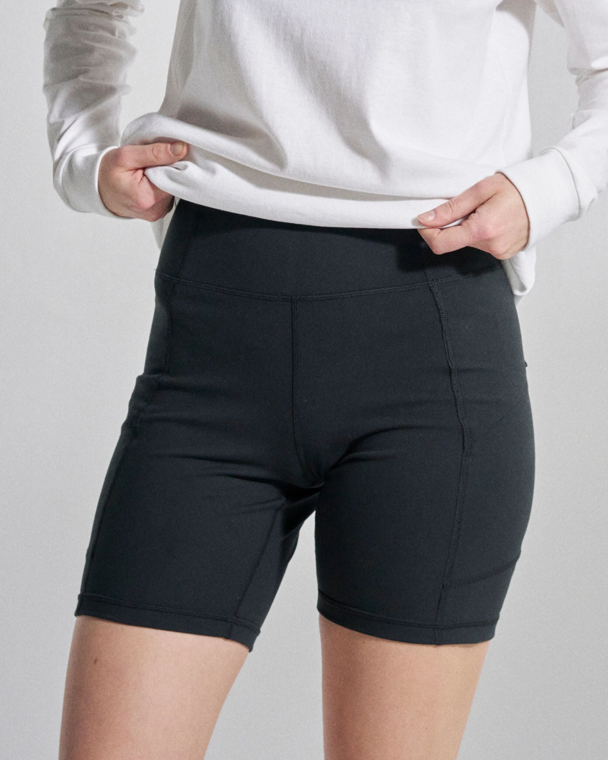 Solscape Active Short - Black - Studio Model