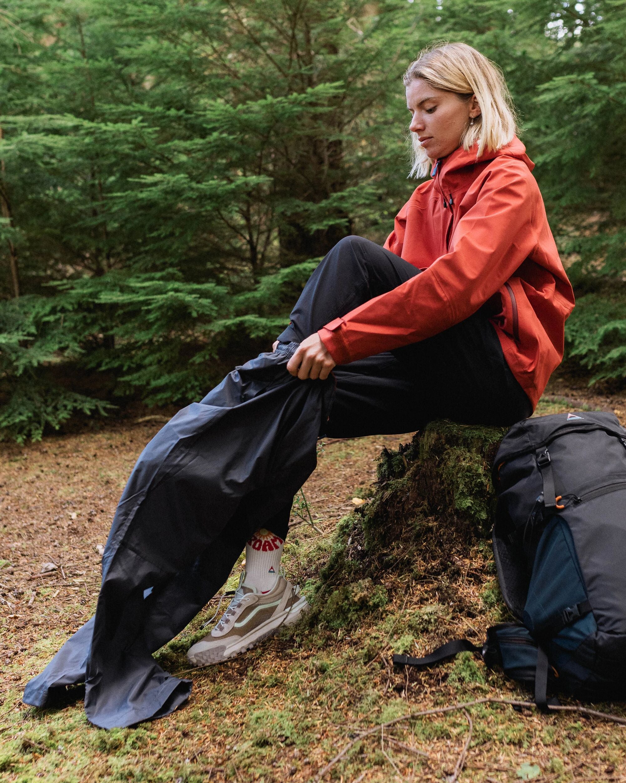 Viento Recycled Windshell Trouser - Charcoal - Lifestyle